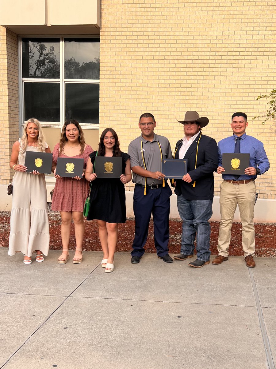 HKNClub's tweet photo. HKN awards 💙 we are so proud of every single member! Thank you for all you do for HKN nation!🐗 https://t.co/4vd35W2CP6