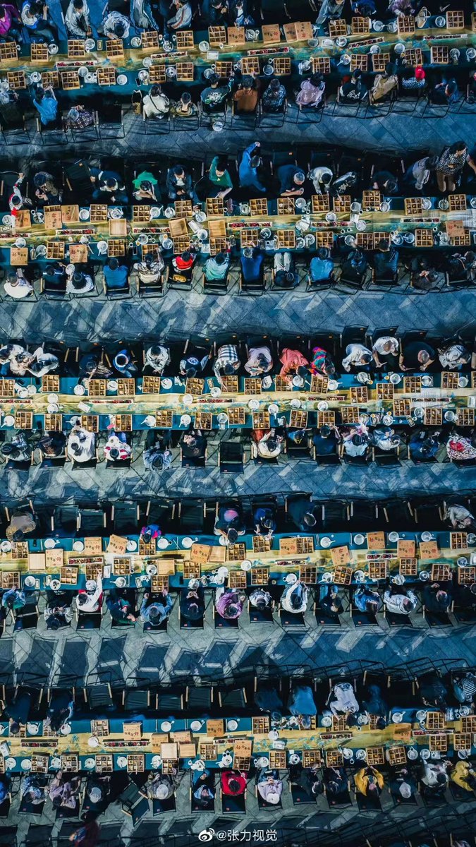 A Thousand Person Banquet in Linhai City, China. 浙江临海台州府城千人宴 https://t.co/uNLsYg0360