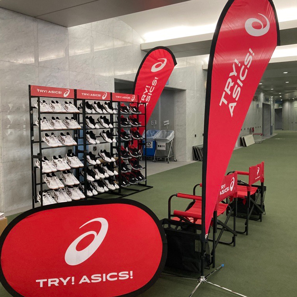 ASICS_JP's tweet image. 今年で71回目を迎える歴史と伝統のある #黒鷲旗。

アシックスブースでは、5/2-3の2日間、OneASICSに登録いただいた方へ【男子日本代表クリアファイル】をプレゼント！
※先着500名様

特別なギフトとともに、​黒鷲旗を盛り上げよう🔥

#ASICSVolleyball