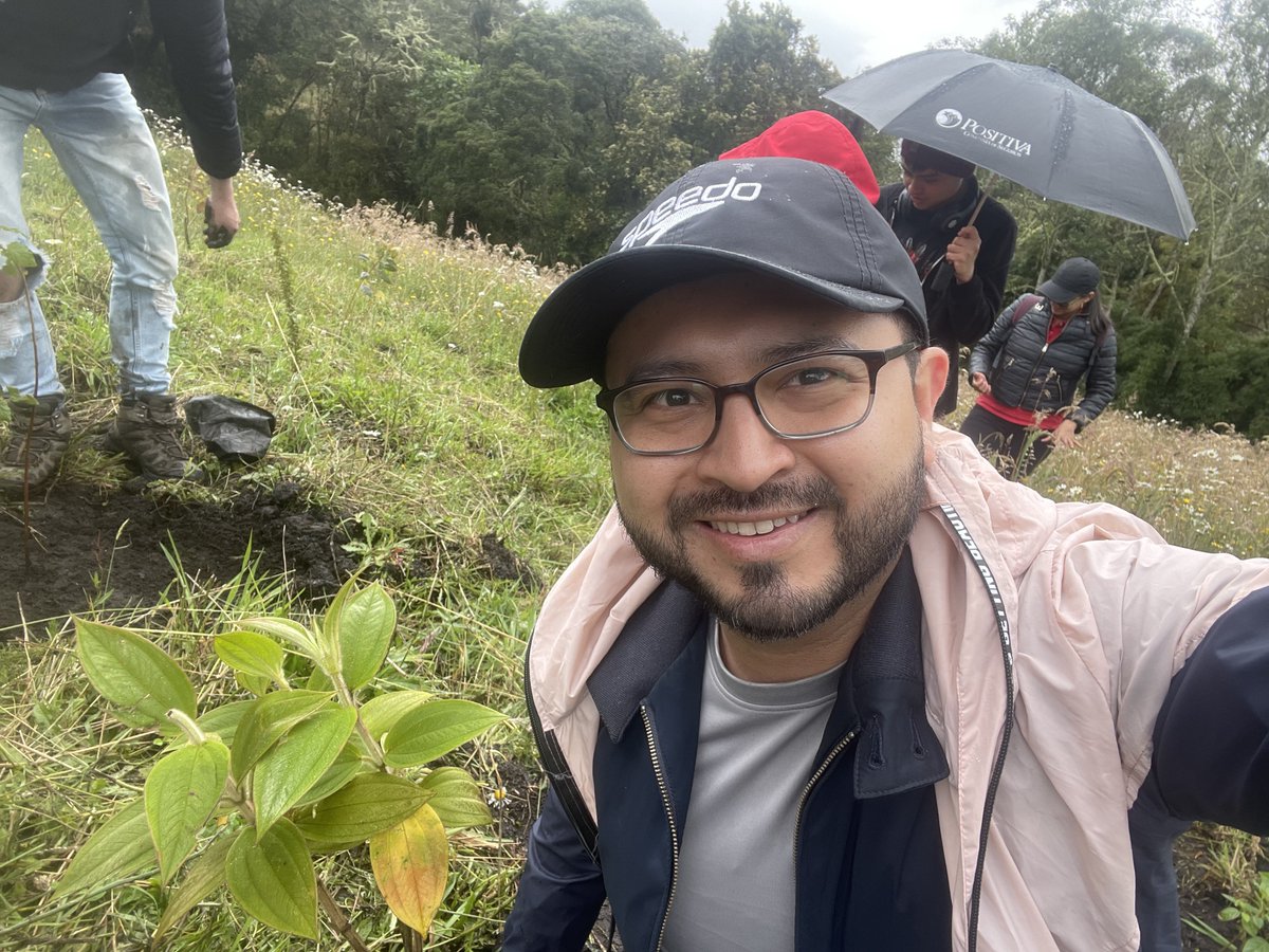 SRodriguezAp's tweet photo. Con el grupo #GreEAN de la @UniversidadEan participé hoy en la siembra de 20 árboles en el #BosqueEAN de la Reserva Encenillo.

Un granito de arena en nuestro objetivo del desarrollo sostenible. https://t.co/8XLM9HWDNB