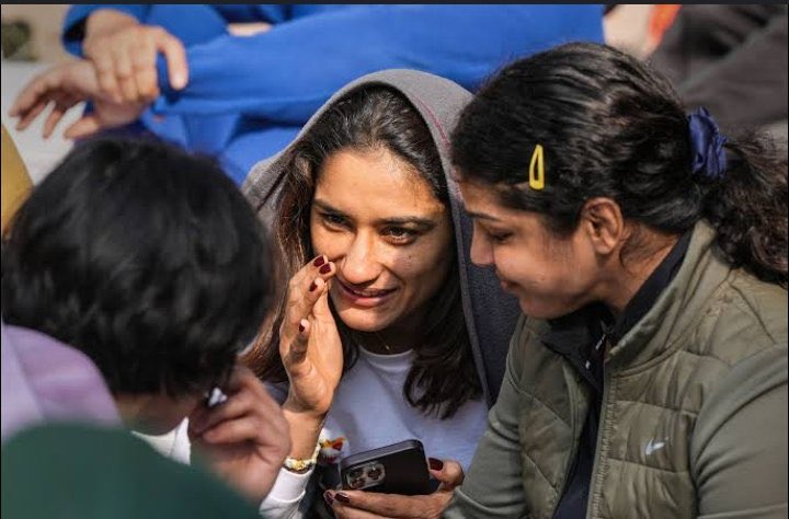 41RoyaLR4jPut's tweet photo. पुरूषो कि मान मर्यादा और इज्जत इतनी सस्ती है..

सरे बाजार में औरत दो आंसू बहा कर नीलाम करवा सकतीं हैं ... !
#NationWithBBSS https://t.co/FZyHxPFFxf