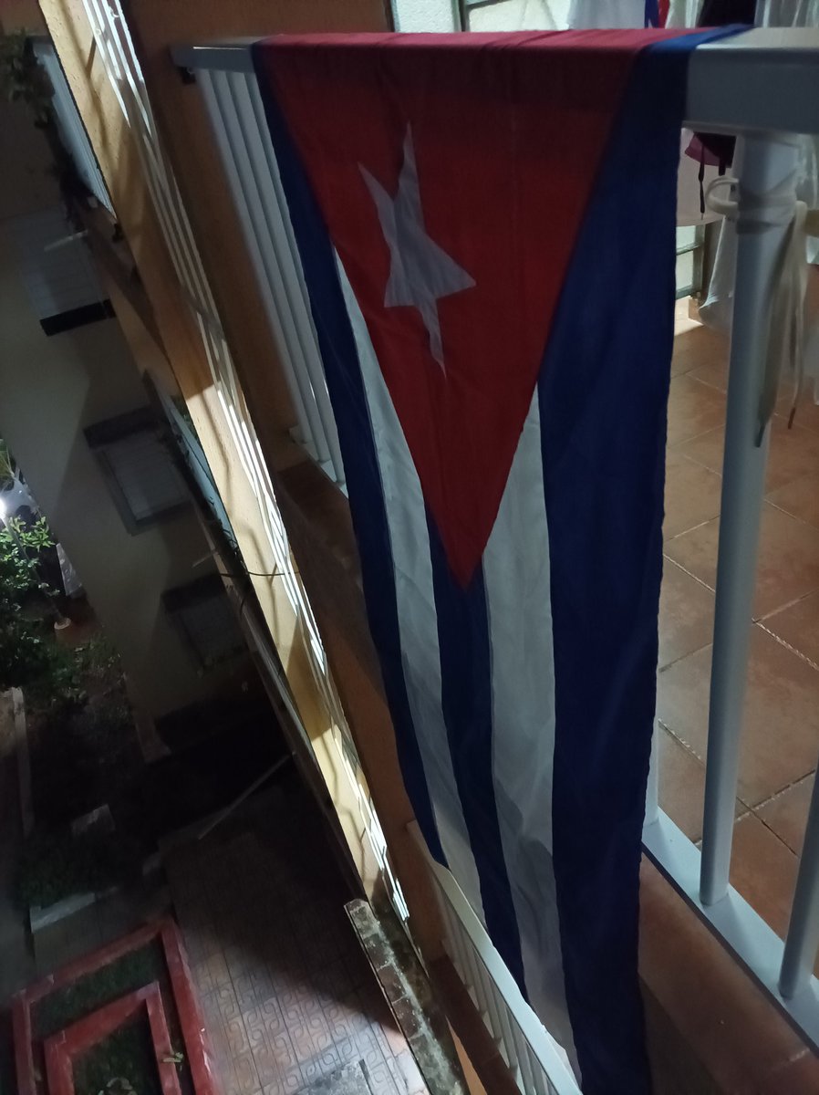 Nuestra bandera ondea en el balcón para esperar este 1ro de mayo. Feliz Día de los Trabajadores! #ACubaManosYCorazón <a href="/OnatdeCuba/">ONAT de Cuba</a> <a href="/finanzasprecios/">Ministerio de Finanzas y Precios Cuba</a> <a href="/cecofismfp/">CECOFIS</a> <a href="/CaudalGrupo/">Grupo Caudal S.A</a> <a href="/BancoCentralCub/">Banco Central de Cuba</a> <a href="/MTSS_CUBA/">MTSS CUBA</a> <a href="/MINCEX_CUBA/">MINCEX🇨🇺</a> <a href="/MEP_CUBA/">Ministerio de Economía y Planificación de Cuba</a> <a href="/minint_cuba/">MININT_CUBA</a>