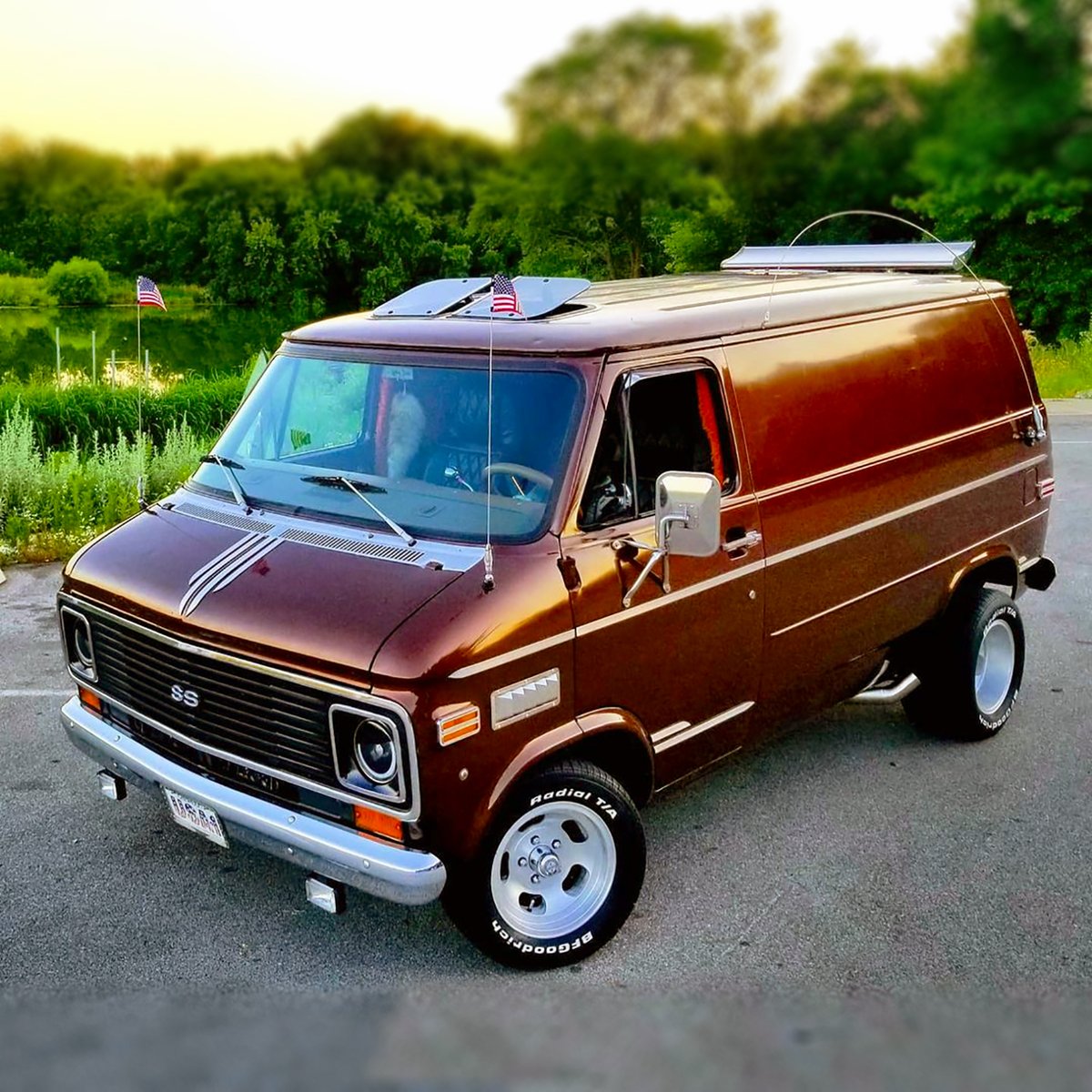 _VanCult_'s tweet photo. Happy Sidepipe Sunday!
..
@charly_conn with the triple-play of pics today!
..
#sidepipessunday #brown #sidepipe #exhausttip #van #sidepipes #vannin #boogie van #customvan #showvan #vanlife #vanporn #vancult #getinandgetiton https://t.co/HJYVj5AXwI