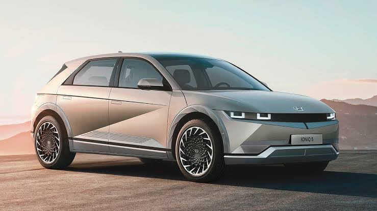 the_cycledad's tweet image. Yesterday, we went out to check the #CometEV by @MGMotorIn for my mother (senior citizen). She has been wanting all her life for a small 2 door car which she can confidently zip around cities without worrying about parking, traffic and congestion. 

Not only did she love the car,