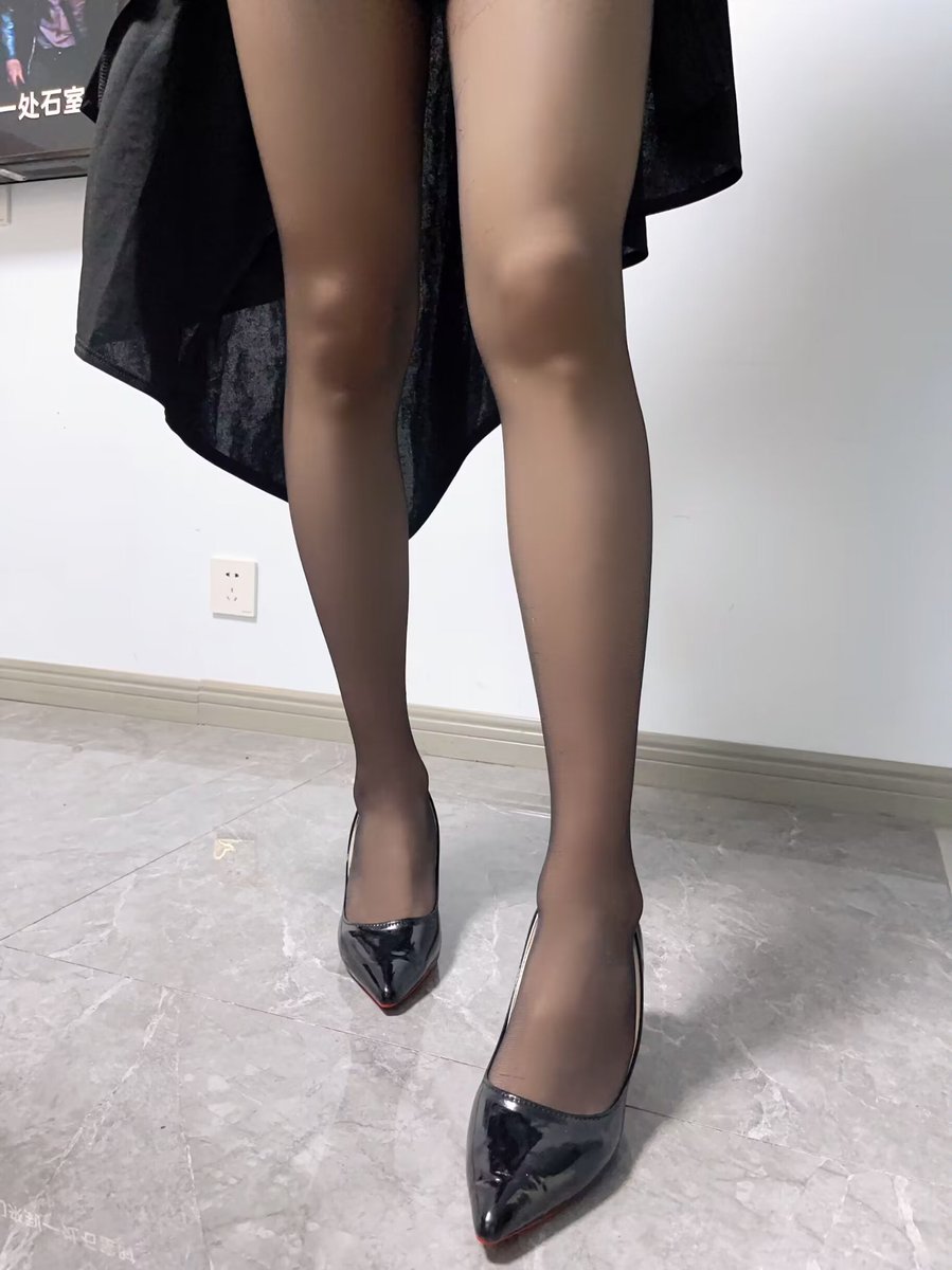 AynamiRei0's tweet photo. 该起床看黑丝大长腿了🥰#伪娘 #男の娘 #黑丝 #腿控 #高跟鞋 #黑丝 #足 #足控 #打胶 https://t.co/eW8C1qiBgs