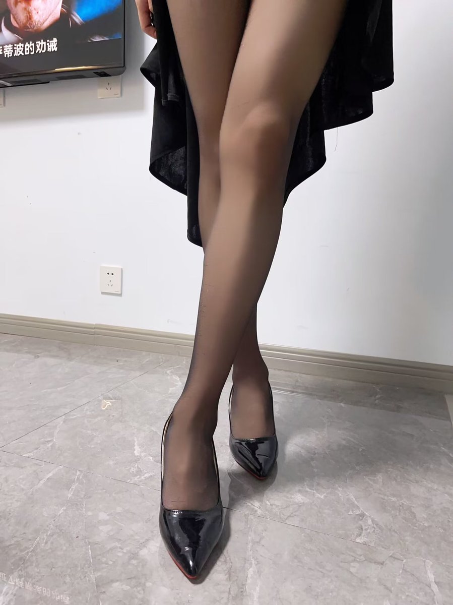 AynamiRei0's tweet photo. 该起床看黑丝大长腿了🥰#伪娘 #男の娘 #黑丝 #腿控 #高跟鞋 #黑丝 #足 #足控 #打胶 https://t.co/eW8C1qiBgs