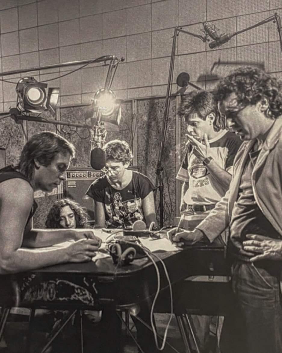 MadridCatalan's tweet photo. Fito Paez, Charly Garcia, Willy Iturri, Pablo Guyot y Alfredo Toth en las grabaciones de lo que fue "Piano Bar". @radiorutacosta https://t.co/pRPRuZVKgg