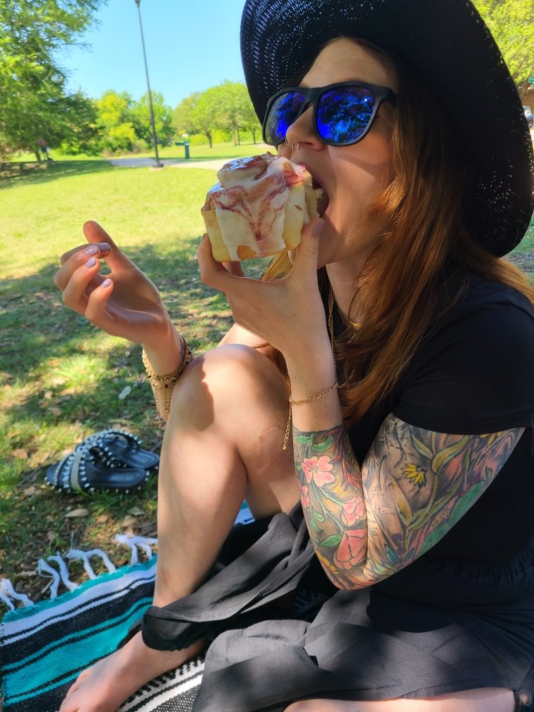 MadiDearest's tweet photo. Today was the best day. The bitch is getting hitched. https://t.co/IPft6Q0XJ7