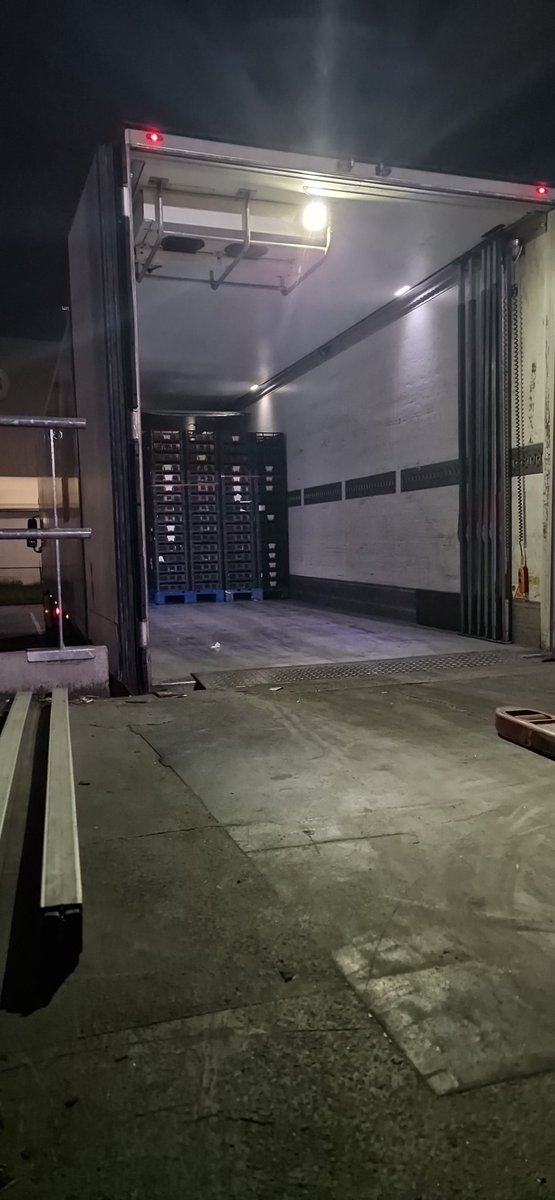 HansieeeeFR's tweet image. En we wachten er vrolijk op los...😴😴😴 #fust #ellende