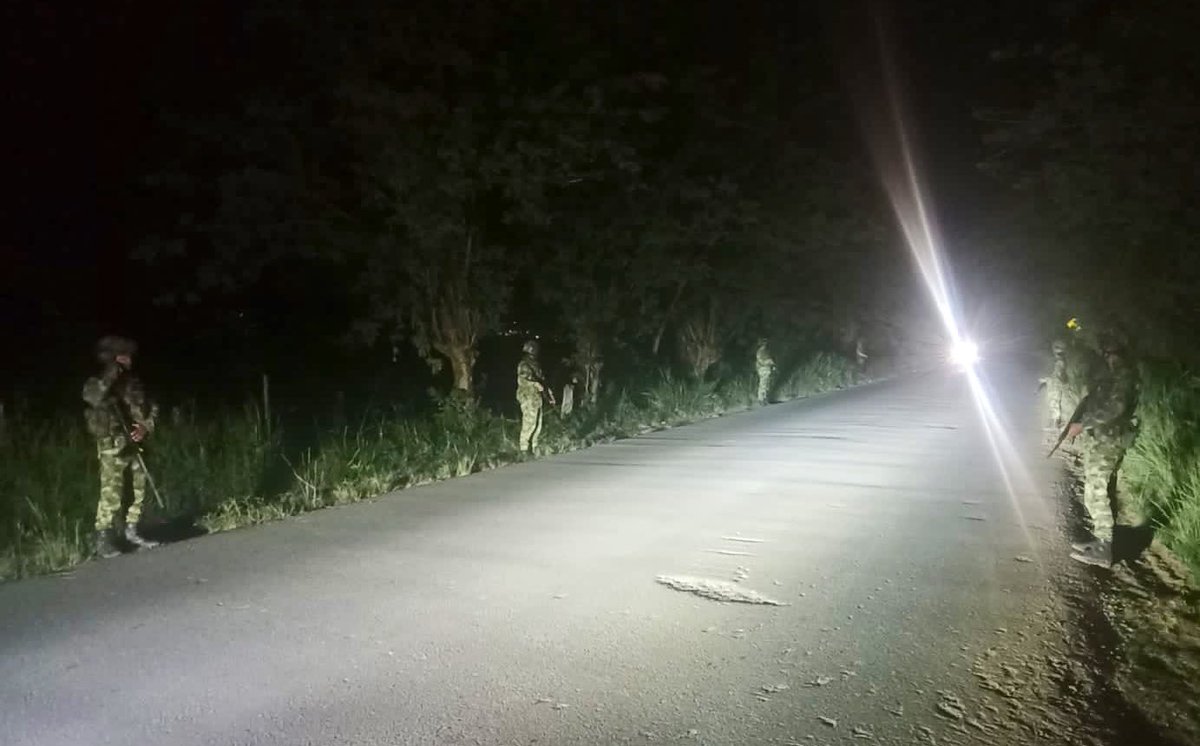 Ejercito_Div3's tweet photo. #AEstaHora | Tropas de la #TerceraBrigada, en zona rural de Jamundí, #ValleDelCauca, continúan cumpliendo su misión de velar por la seguridad y tranquilidad de las comunidades. ¡Ahí permaneceremos!

#PatriaHonorLealtad https://t.co/Ohy4ZxtnPq