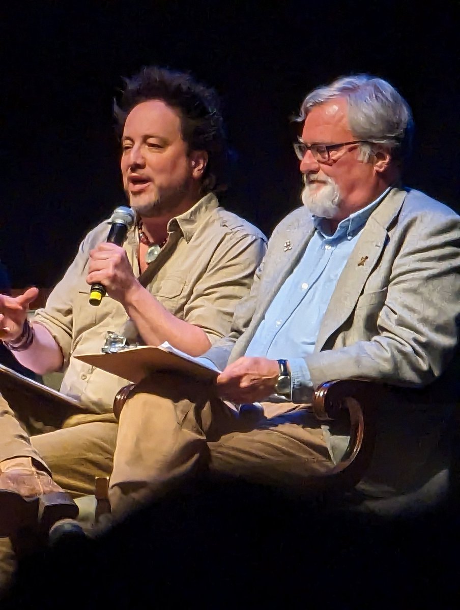 Despite some technical difficulties #AncientAliensLive in Red Bank was a blast tonight! The guys handled it really well and I loved hearing their first hand stories and perspectives. Great time @Tsoukalos thanks for visiting!