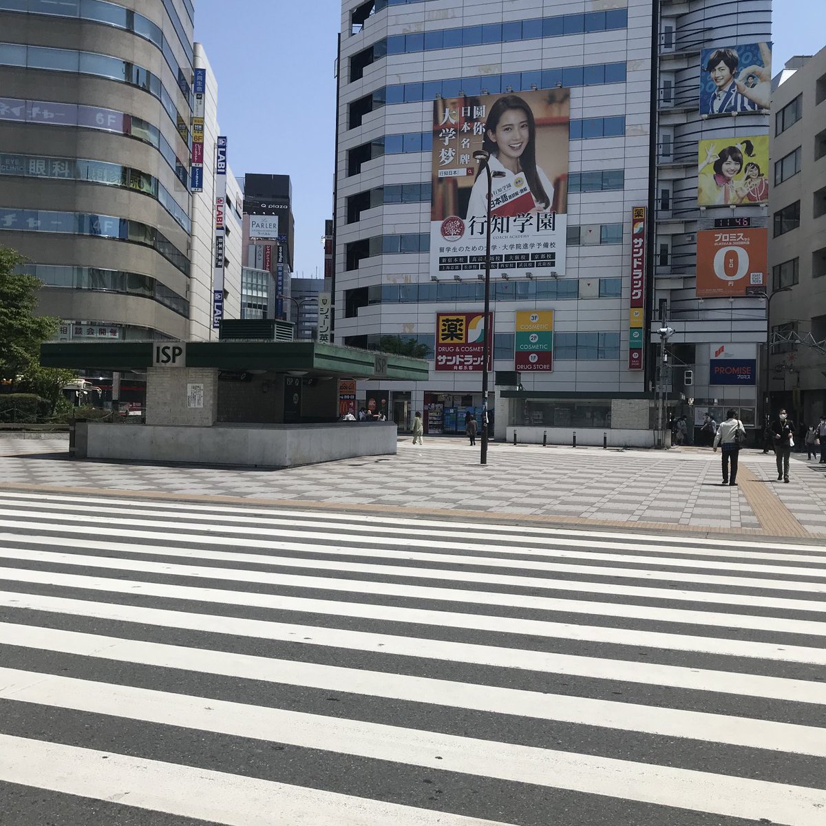 milinfeng's tweet photo. 2020年5月1日の閑散とした池袋駅前の写真を見ながら、この3年間のことを振り返っている。 https://t.co/BwCqGQCyk5