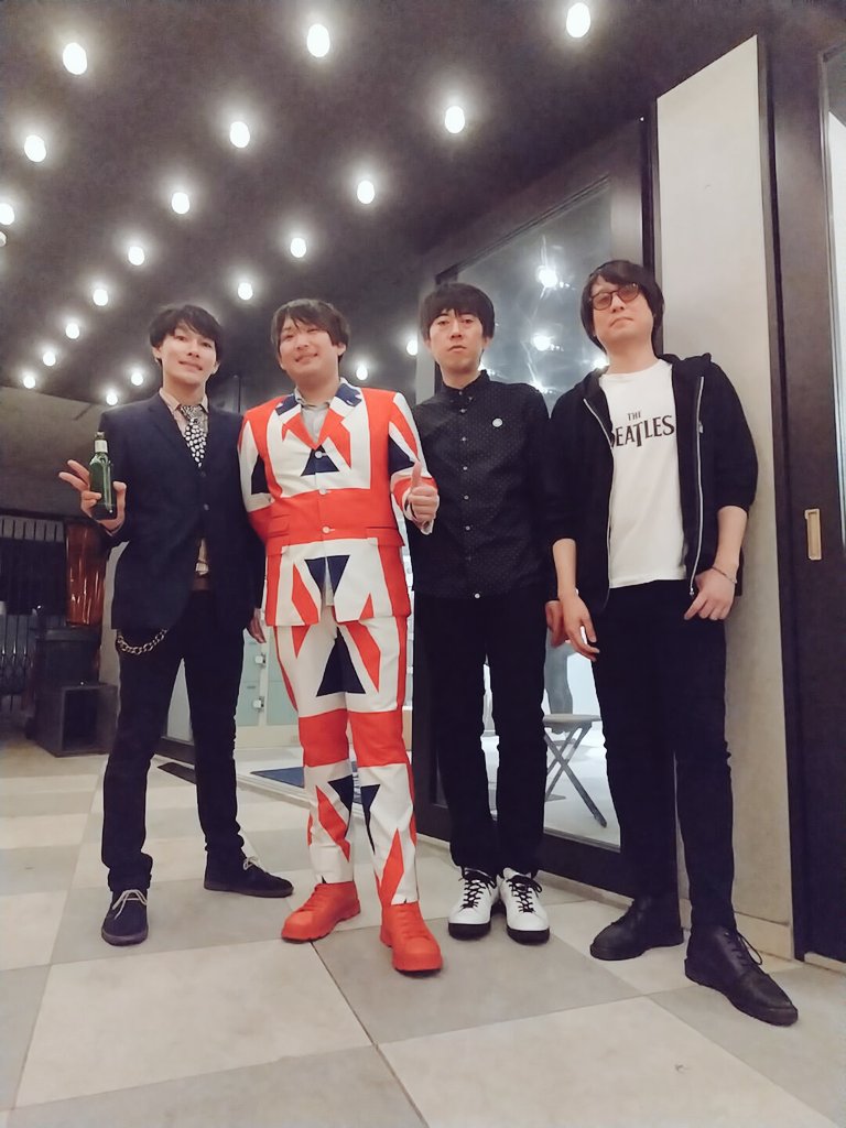 daikokuitabashi's tweet photo. ご縁があって当店が全力応援している #THECOLLECTORS !!🎸
同じく全力応援中のコピーバンド #GLITTERMINT のライブに行ってきました🎵素敵すぎる会場とミラーボールに圧倒されつつ歌と演奏を楽しんできましたよ~🎵いいライブでした
エンジョイ!!ゴールデンウィーク✨
#グリッターミント
#TOPBEATCLUB https://t.co/ooSml6v9iD