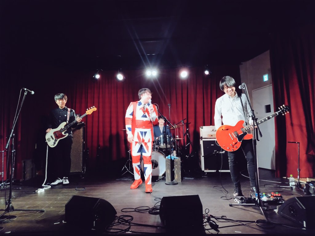 daikokuitabashi's tweet photo. ご縁があって当店が全力応援している #THECOLLECTORS !!🎸
同じく全力応援中のコピーバンド #GLITTERMINT のライブに行ってきました🎵素敵すぎる会場とミラーボールに圧倒されつつ歌と演奏を楽しんできましたよ~🎵いいライブでした
エンジョイ!!ゴールデンウィーク✨
#グリッターミント
#TOPBEATCLUB https://t.co/ooSml6v9iD