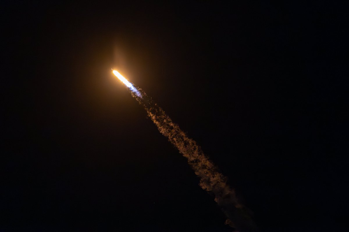 DanFaenza's tweet photo. LIFTOFF of @SpaceX Falcon Heavy from @NASAKennedy's LC-39A tonight at 8:26pm!!! A picture perfect night for a launch!
#SpaceX #FalconHeavy #FalconHeavyLaunch #canon #R6 #rocketlaunch #nightlaunch https://t.co/WClwMG0zHk