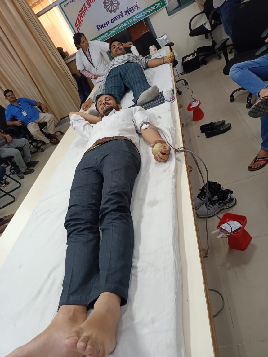 राजस्थान राज्य अधीनस्थ कम्प्यूटर कर्मचारी संघ झुंझुनू के सदस्यों ने आज दिनांक 1 मई 2023 को धरना स्थल पर भारी मात्रा में रक्तदान किया.
<a href="/IA_Union/">IT Union Rajasthan Official</a> <a href="/RajCMO/">CMO Rajasthan</a> <a href="/zeerajasthan_/">ZEE Rajasthan</a> <a href="/JhalkoJjn/">Jhalko Jhunjhunu</a> 
<a href="/1stIndiaNews/">First India News</a>