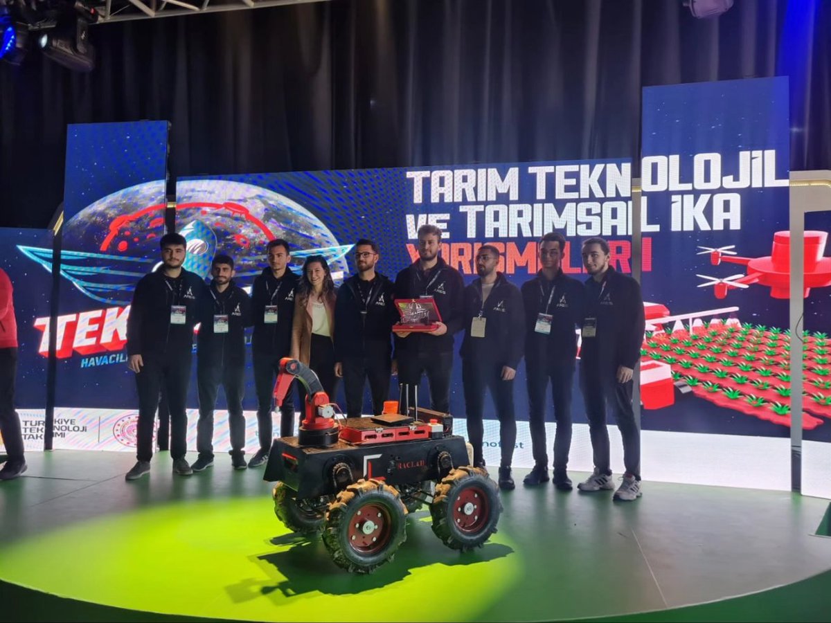 GSB_KonyaGM's tweet photo. 🚀 #Teknofest2023 'te Tarımsal İnsansız Kara araçları kategorisinde Konya Gençlik Merkezi Ares takımımız en iyi tasarım ödülüne layık görüldü. 👏 🚜
Teknofest alanında takımımızı Sayın Bakanımız  @kasapoglu ziyaret etti. https://t.co/zpCDP7eEji