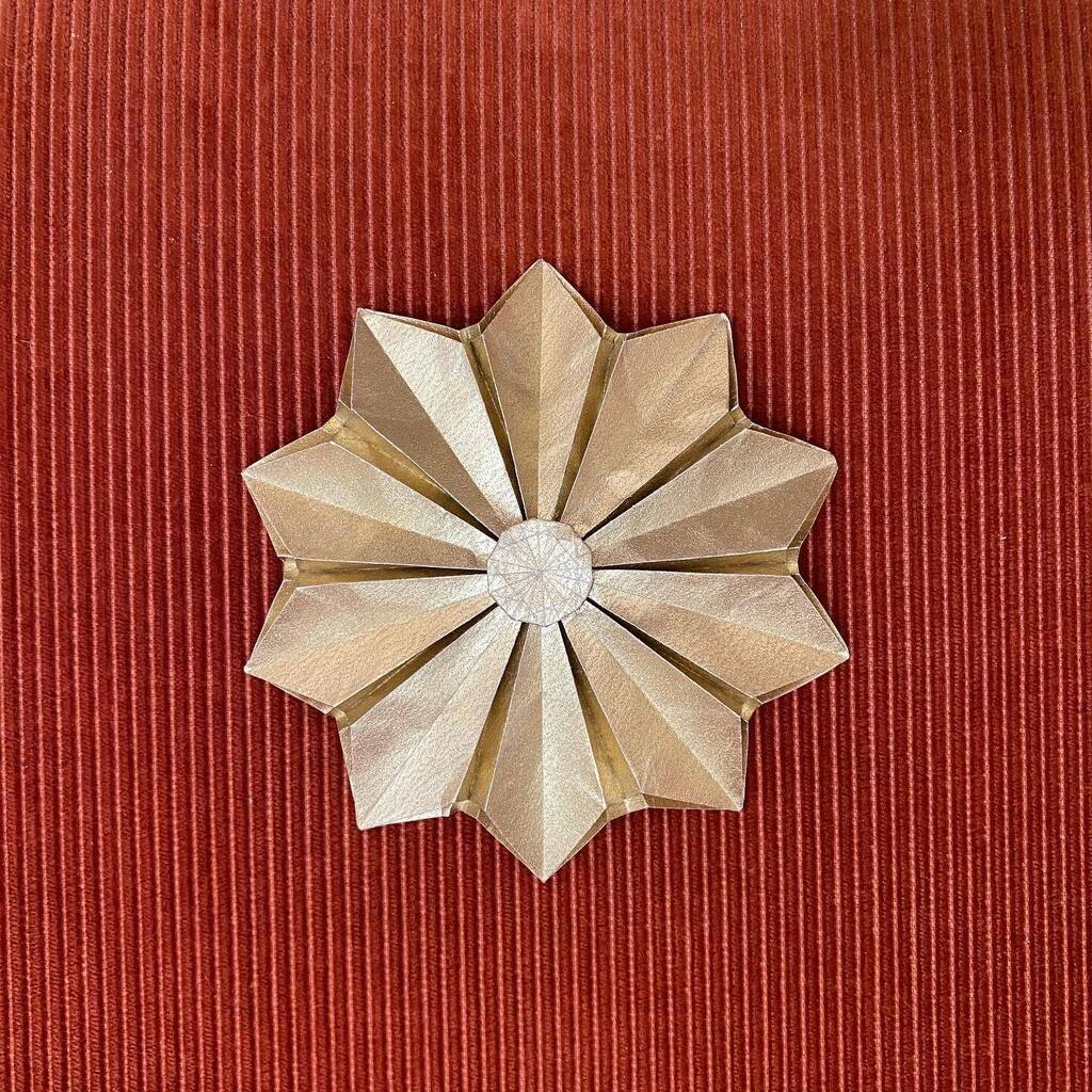 origamitraces's tweet photo. My Wheel Dahlia is also possible with 10 petals!
Less pleasant to fold then 8 or 6 though. 
The 8 petal version will be a workshop on the live-origami-day 16 september from @origami_groep_eindhoven 🧡
Folded with Tissue foil from Origamishop @katiaori… https://t.co/kgZQlPfQC2 https://t.co/R9pNmkGGlI