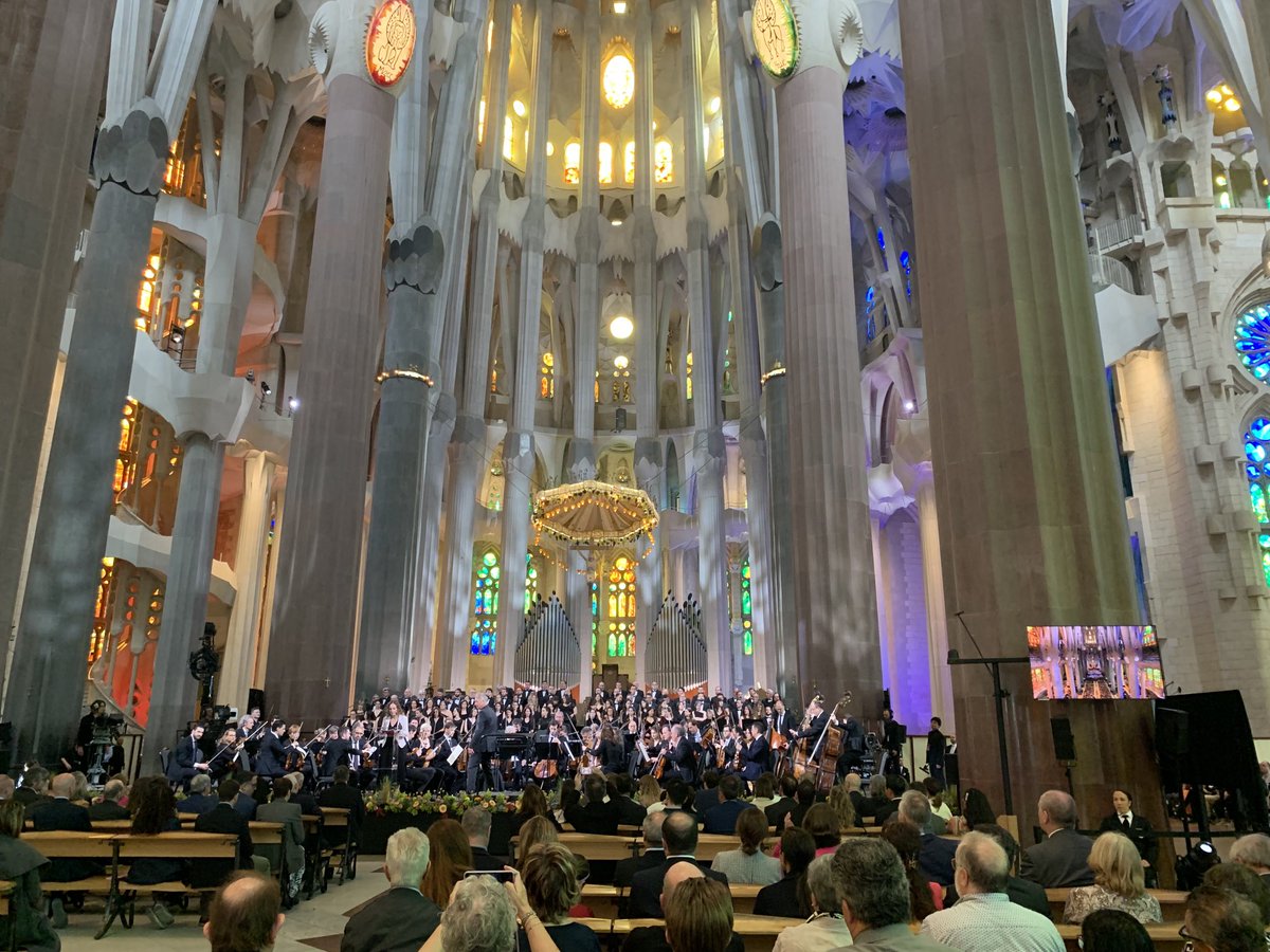 antonibassas's tweet photo. La Filharmònica de Berlín, acompanyada per l’Orfeó Català, a punt de començar el seu concert europeu anual a la Sagrada Família, Barcelona. https://t.co/mL1CT9jhkc