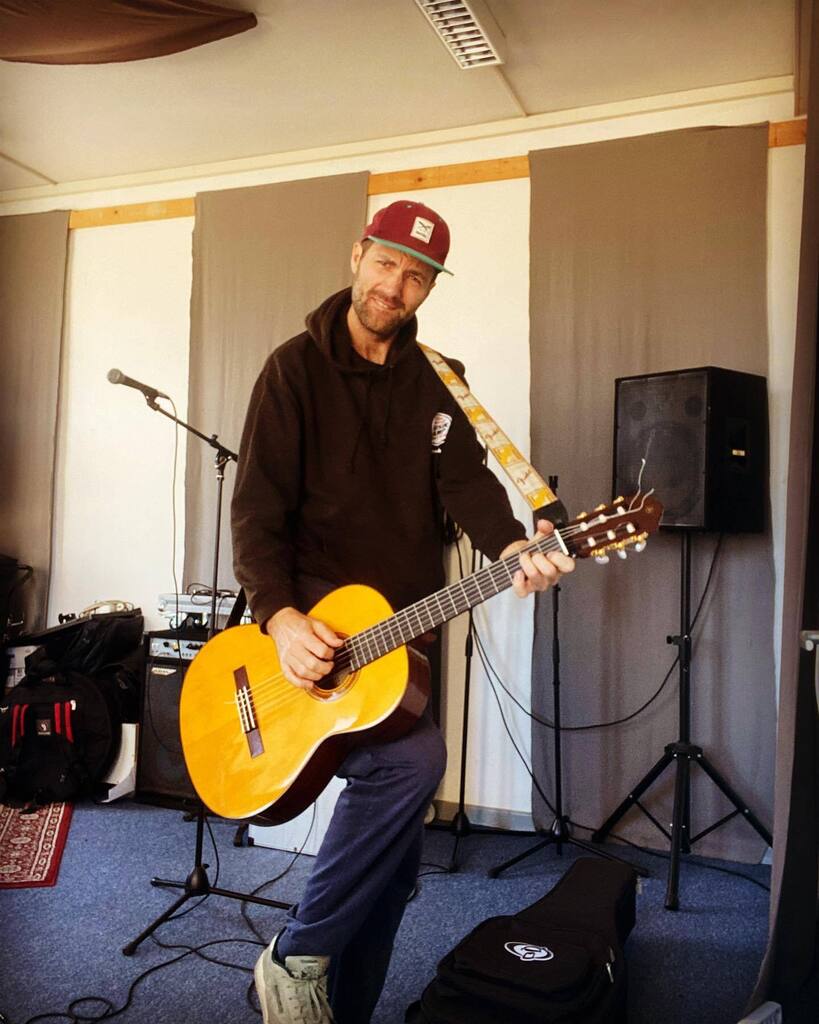 FLONSKE's tweet photo. knietief is das neue hüfttief 🤘🎸 #gitarre #konzert #warmup https://t.co/jkQV7zu8fM https://t.co/wGJAZPCIQ9