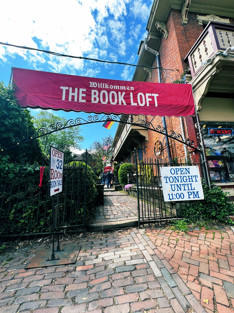 mintygreenreads's tweet photo. a photo-dump from my visit to cbus last weekend:

📚 finally can check the bookloft off my bucket list (ngl i got lost twice)

🏛️ franklin botanical conservatory

🤡 self-timer photo fail bc people kept walking by but we still turned out cute

🪴 a little earth day gift to myself https://t.co/DMTb6TI3IX