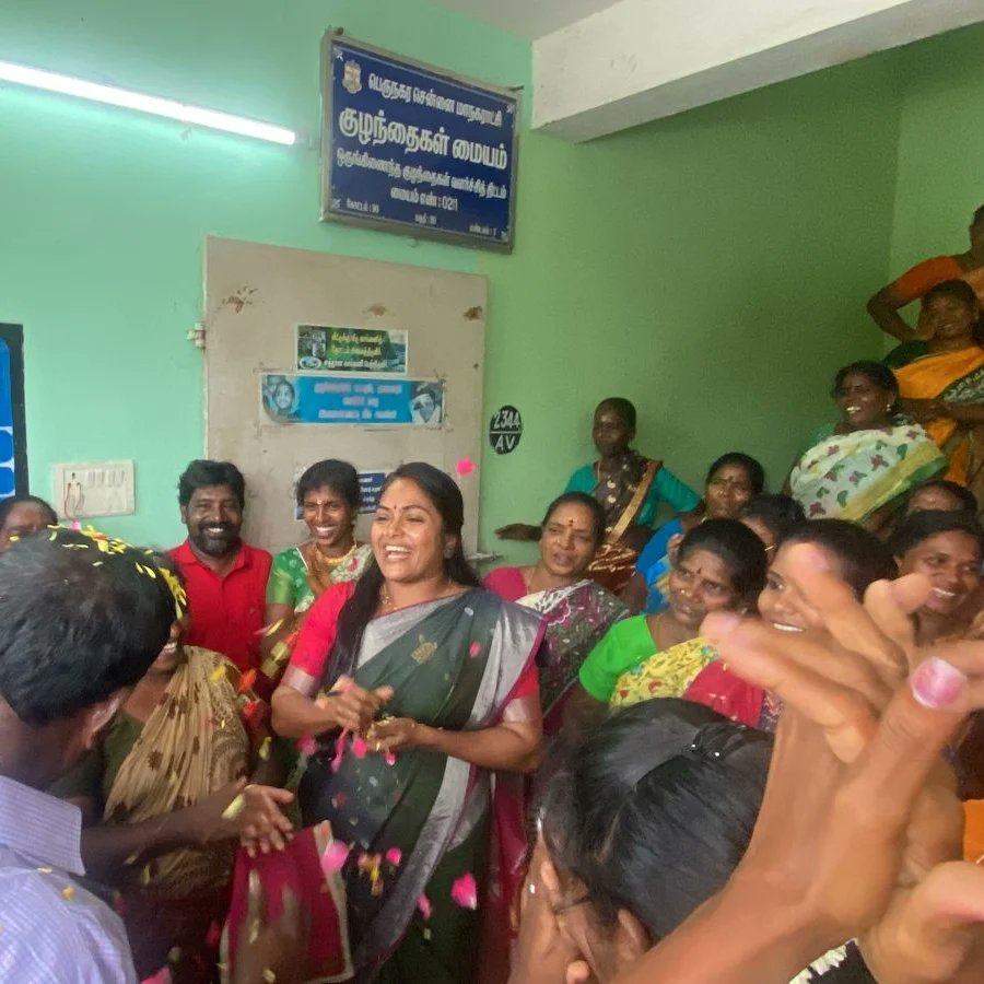 snehamfound's tweet photo. #தொழிலாளர்_தினம் தூய்மை பணியாளர்களுடன் இனிப்புகளை வழங்கி அவர்களுடன் மகிழ்ச்சியுடன் உணவருந்தி கொண்டாடிய பொழுது. அறம் செய்வோம்,!   Sneham’s  #MayDay celebration with Corporation cleaners in my ward, happily Served sweets and had breakfast with them ❤️.  @jlxmi11 https://t.co/zsBpCqKe7k