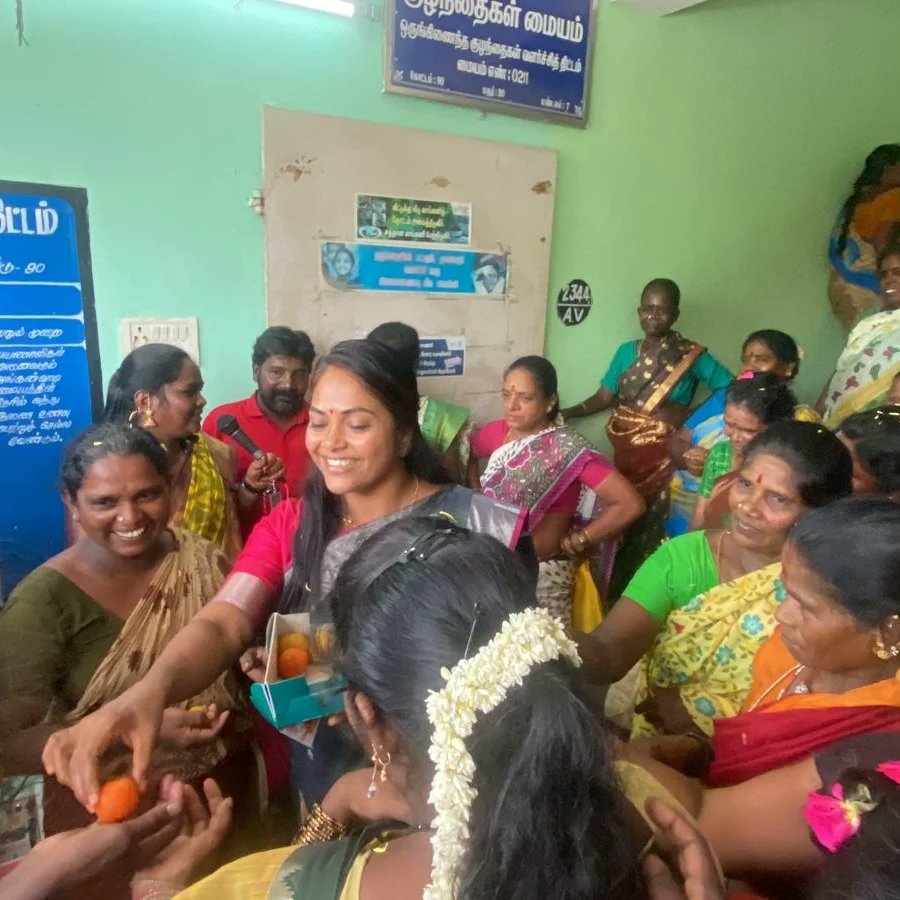 snehamfound's tweet photo. #தொழிலாளர்_தினம் தூய்மை பணியாளர்களுடன் இனிப்புகளை வழங்கி அவர்களுடன் மகிழ்ச்சியுடன் உணவருந்தி கொண்டாடிய பொழுது. அறம் செய்வோம்,!   Sneham’s  #MayDay celebration with Corporation cleaners in my ward, happily Served sweets and had breakfast with them ❤️.  @jlxmi11 https://t.co/zsBpCqKe7k