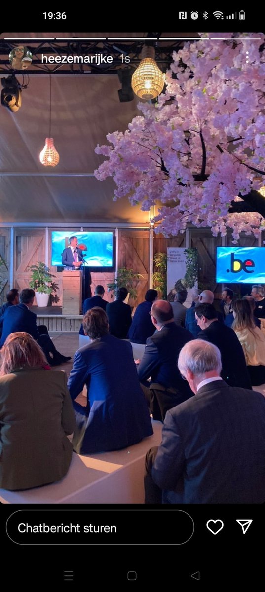 popuppallets's tweet photo. Op 25 april heeft 1e Minister Alexander De Croo in Gent een nieuwe sorteerlijn geopend bij #Renewi, de grootste afvalverwerker van België. De recycling van bedrijfsafval is een prachtig gespreksonderwerp.. Ons #PUP evenementmeubilair was erbij! https://t.co/5uEsYLOYLA