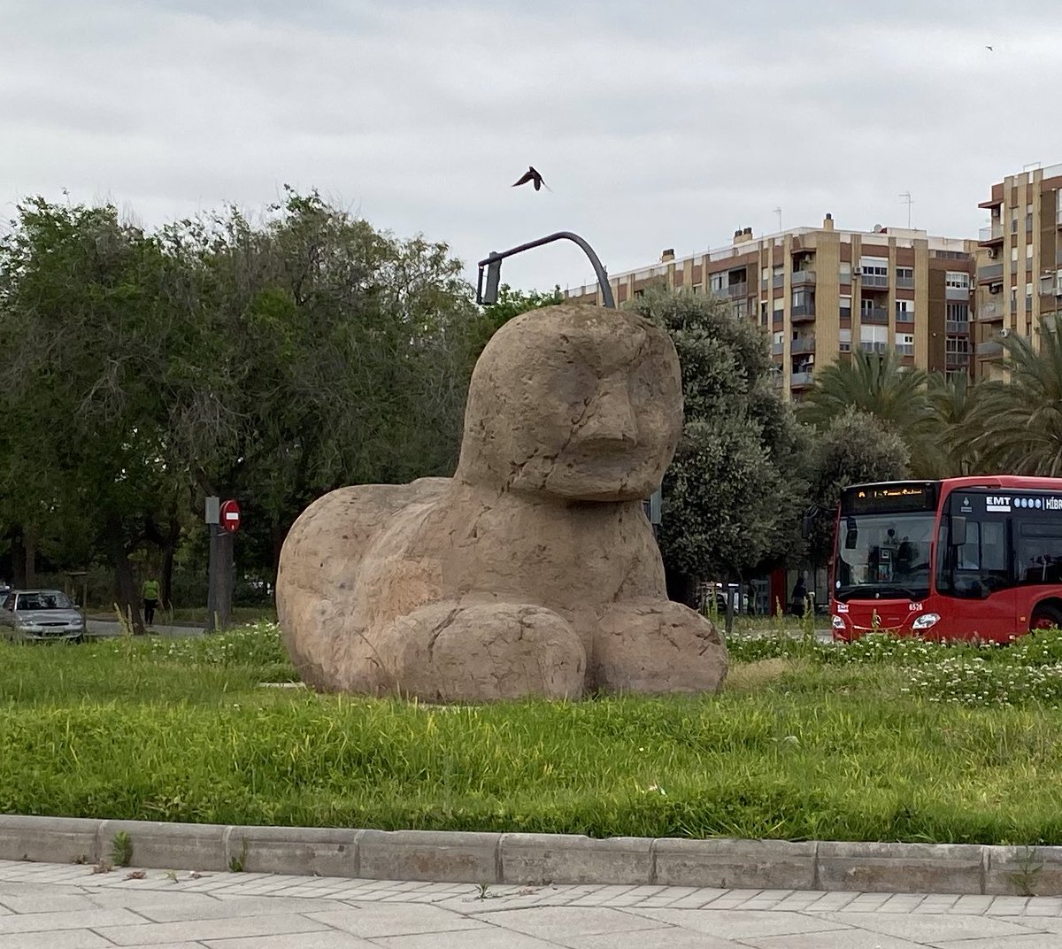 Espais fascinants de #València: tota la gent que va donar el vistiplau o va veure que plantar açò enmig d’una redona a l’entrada per Sant Vicent era una bona idea. I allà la tens, veient com passa el temps.