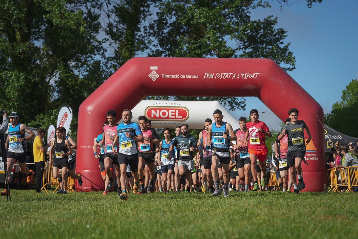 Olotuit's tweet photo. 🏃🏼‍♀️🚶🏼‍♂️ Més de 400 participants a la 10a Cursa de la Moixina! 10 kms per córrer o caminar pels paratges de la Moixina.

📅 La cursa és una de les moltes activitats d'aquest 1 de maig a #Olot!
👉🏼 https://t.co/GKUplPE5fp

📸 @FRTuit 

#DescobreixOlot #Olot #femOlot https://t.co/uJ8TIIDqIW