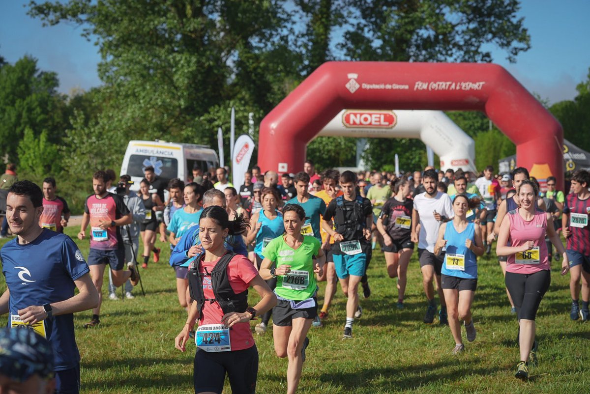 Olotuit's tweet photo. 🏃🏼‍♀️🚶🏼‍♂️ Més de 400 participants a la 10a Cursa de la Moixina! 10 kms per córrer o caminar pels paratges de la Moixina.

📅 La cursa és una de les moltes activitats d'aquest 1 de maig a #Olot!
👉🏼 https://t.co/GKUplPE5fp

📸 @FRTuit 

#DescobreixOlot #Olot #femOlot https://t.co/uJ8TIIDqIW