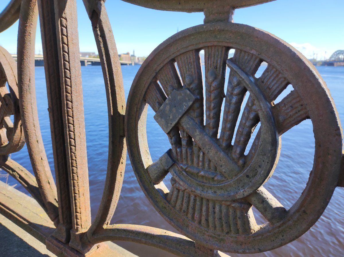 Ineta__'s tweet image. Īsumā par Rīgā notiekošo. Fotografēts šodien. Fonā Rīgas dome. Iespējams nofotografēt 46 šādus... @MStakis @VilnisKirsis @ltvpanorama @GavarsV Tie atrodas tieši pretī Latvijas Nacionālajai bibliotēkai. Simboliski.