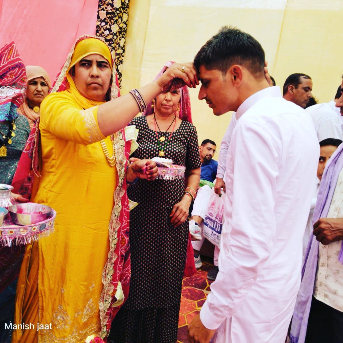 NarendarSahara1's tweet photo. पारिवारिक सदस्यों के साथ मेरी sister के विवाह समारोह में "मायरे" की तस्वीर आपके साथ साझा कर रहा हूं 🙏🏾
#Family_function 🤗 @VijayBeniwal_ @RLPINDIAorg https://t.co/3Ta7vKVcdD