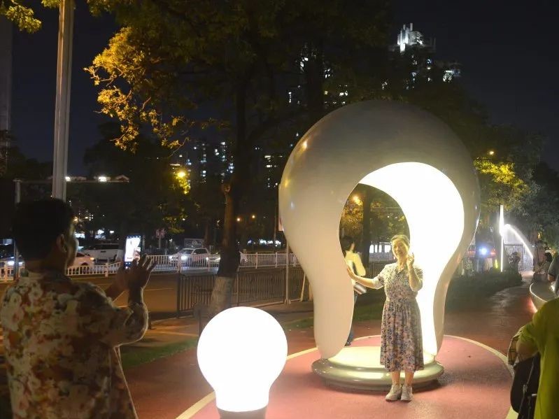 VisitXiamen's tweet photo. Another pocket park, Shiguang Park, has opened in Siming District, Xiamen. The design of the park is based on the concept that "there’s always light". When night falls, a large "light bulb" installation will illuminate the park, creating a romantic space. #WaveLight #VisitXiamen https://t.co/N0hWHgy5tP