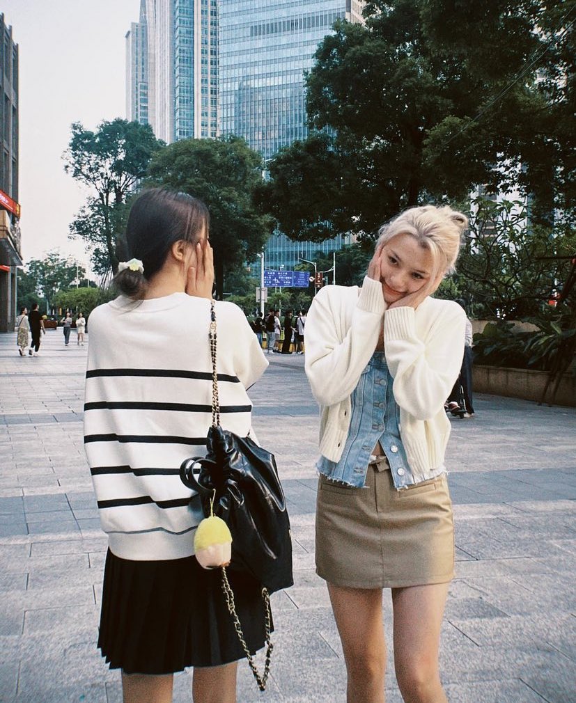 juliettespuppy's tweet photo. THEY ARE GIRLFRIENDS https://t.co/S5Cxa1QV4t