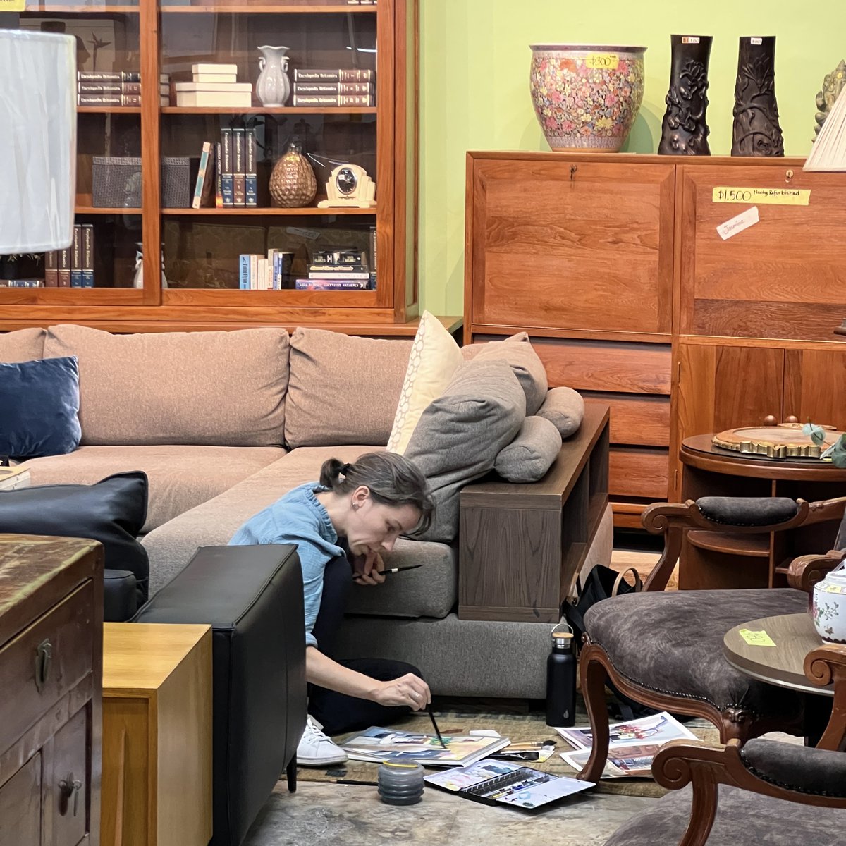 MySquiggles's tweet photo. My workplace nowadays is hardly #ergonomic 😜 But I’m getting back to #interiors from another angle - by painting them! In this photo I’m in @hocksiong, a #vintagefurniture store in Singapore, that does their own restoration
#paintinginteriors #watercolourinterior https://t.co/JjyGoD5vAu