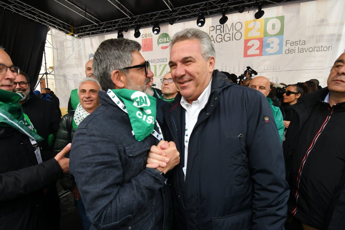 fai_cisl's tweet photo. #FaiCisl a #Potenza con #CgilCislUil per la manifestazione del #PrimoMaggio2023. Il popolo del #lavoro #agroalimentare e ambientale c'è! 💪Ripartiamo dal valore del #lavoro sancito dalla Costituzione! Da @OnofrioRota e tutta la #FaiCisl buon #PrimoMaggio a tutte e tutti! #1M2023 https://t.co/CqiPZztmfK