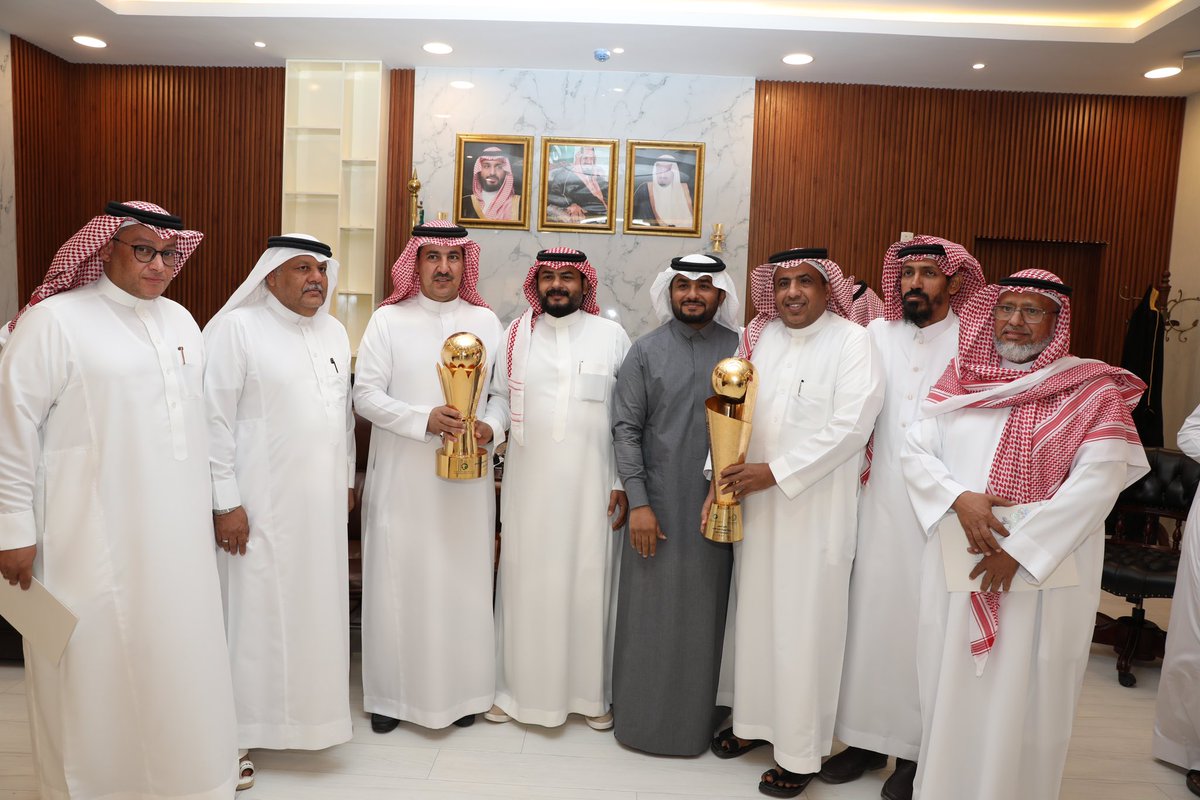 محافظ #صامطة د. حزام بن قبلان بن جديع يكرم فريق أمل الركوبة بمناسبة تحقيق كأس رابطة الهواة لكرة القدم وكأس سوبر رابطة الهواة لكرة القدم ووصيف دوري رابطة الهواة لعام 2022م بمنطقة #جازان، وذلك بحضور وكيل المحافظ أ. عبده بن محمد مجرشي.