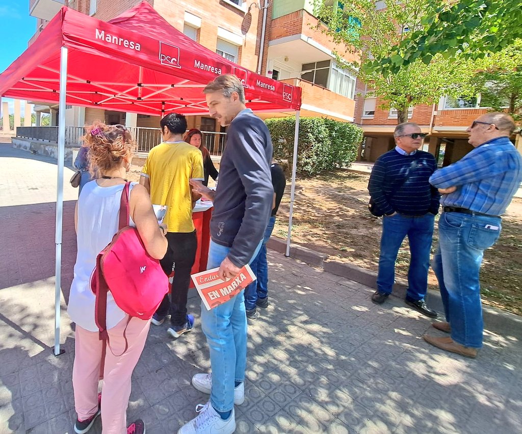 anjovalenti's tweet photo. A la #Balconada, de nou, hem escoltat i parlat aquest diumenge amb veïnes i veïns on ens han traslladat ànims i esperança de #canvi pel seu #barri, i per la seva #ciutat!
#PerManresa #SomElCanviSegur🌹 https://t.co/XKod558MPB