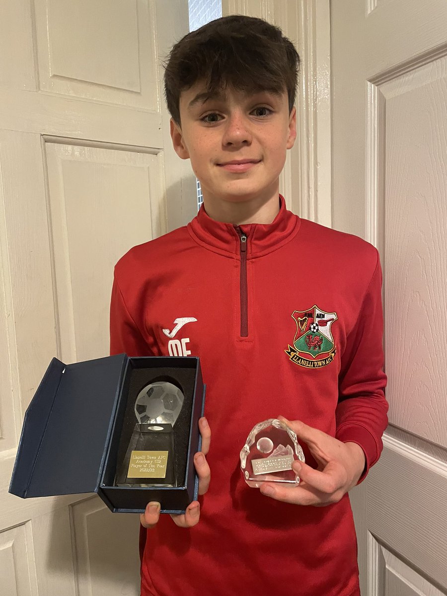 A very good day yesterday! @LlanelliReds end of season presentation
I was awarded U12s #PlayerOfTheYear 🏆
Massive thanks to my coaches & goalkeeper coach 
@euphoricstate02 🧤⚽️
@cian131 🤝
@Megan_Jones04 🤝
And all the boys
#WeAreRed 🔴👊🏻
Also BIG thanks to Rhys @SouthWalesGK1