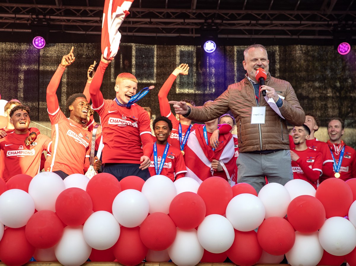 🔴⚪ Wat een geweldig feest zaterdagavond! 3000 fans juichten de kampioenen toe op het #Waagplein in #Alkmaar tijdens de huldiging van het AZ-team onder de 19. 

Jong AZ traint en speelt wedstrijden op het Zaanse sportcomplex in Kalverhoek. #AZ #UYL