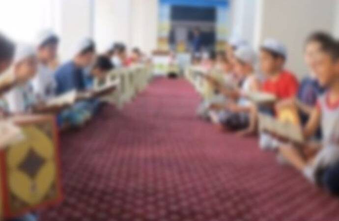 yirmiucderece's tweet photo. İsmailağa Cemaati’ne bağlı Kuran kursuna giden 11 yaşındaki oğlunun davranışlarından şüphelenen annesi, oğlunu hastaneye götürdü.

Hastanede yapılan incelemede, çocuğun, 34 yaşındaki Kuran kursu hocası Gökhan Altun tarafından cinsel istismara uğradığı ortaya çıktı.

Hastanenin hazırladığı raporu emniyete bildirmesi ile soruşturma başlatıldı. Altun'un küçük çocuğu "Bunları başkasına anlatırsan seni öldürürüm” diyerek tehdit ettiği bildirildi.

(Dinçer Gökçer - HalkTV)