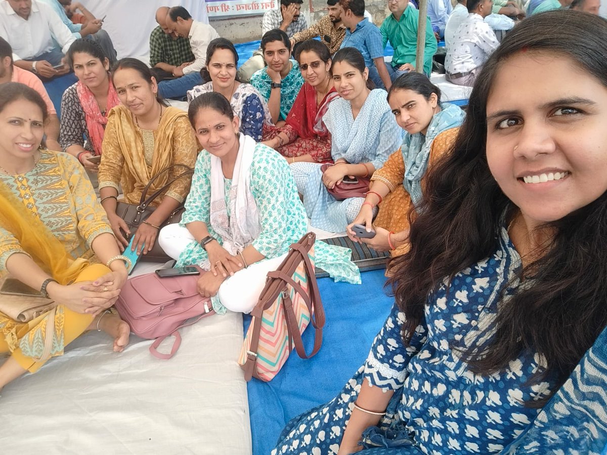 राजस्थान राज्य अधीनस्थ कम्प्यूटर कर्मचारी संघ झुंझुनू के कार्मिकों ने अपनी मांगों के लिए कलेक्ट्रेट  कार्यालय के बाहर दिया धरना. धरने में यूनियन के काफी संख्या में सदस्य मौजूद रहे.

<a href="/1stIndiaNews/">First India News</a> <a href="/IA_Union/">IT Union Rajasthan Official</a> <a href="/zeerajasthan_/">ZEE Rajasthan</a> <a href="/RajCMO/">CMO Rajasthan</a> <a href="/JhalkoJjn/">Jhalko Jhunjhunu</a>