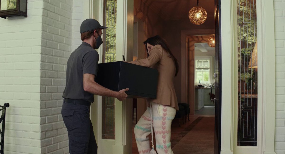 GlassOnionMin's tweet image. We start the film with the delivery of a box.
knives-out-minute.pinecast.co/episode/64fd53…