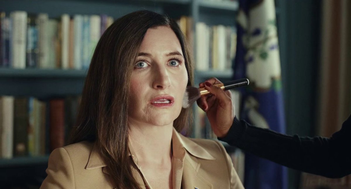 GlassOnionMin's tweet image. We start the film with the delivery of a box.
knives-out-minute.pinecast.co/episode/64fd53…