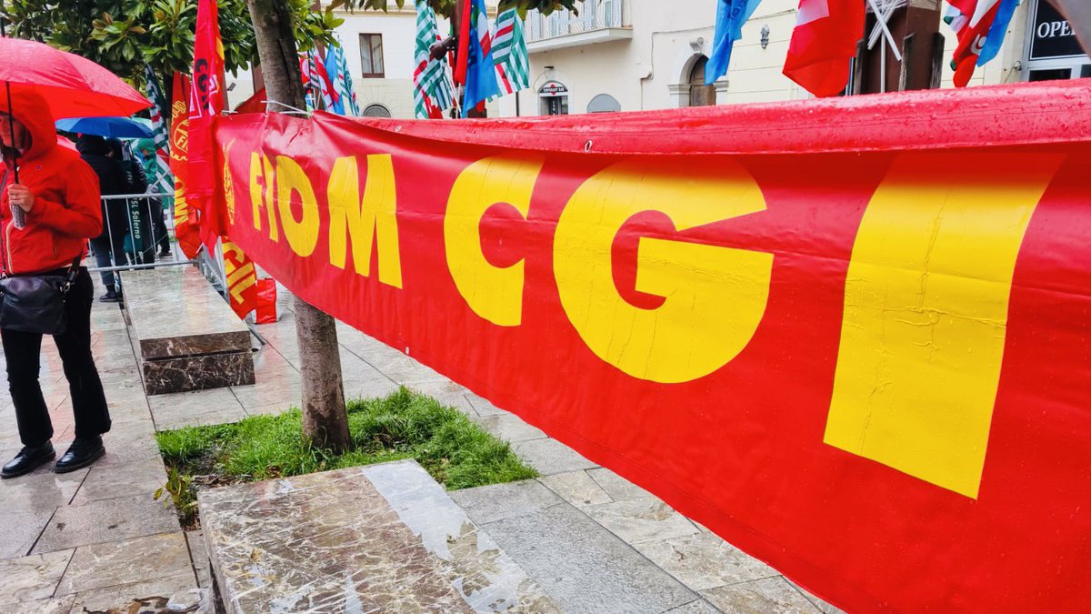 fiomnet's tweet photo. 🔴⚙️ #PrimoMaggio2023
FONDATA SUL LAVORO. 75 ANNI DI COSTITUZIONE 
La #Fiom a #Potenza per celebrare la Festa dei Lavoratori. 🚩🏳️‍🌈
Segui la diretta
🎥👉🏻 https://t.co/cxtpX8vTcA https://t.co/KFh9GYAQ9l