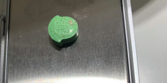 CapitanAcido's tweet photo. Ayer un chico tomó la pasti Moncler verde en Mandarine y murió de un paro cardíaco en el Hospital Fernandez. El prohibicionismo no va a hacer q la gente deje de consumir MDMA, al contrario, solo nos deja muertes y la convicción q la política de reduccion de riesgos es el camino https://t.co/1hmWofbPlO