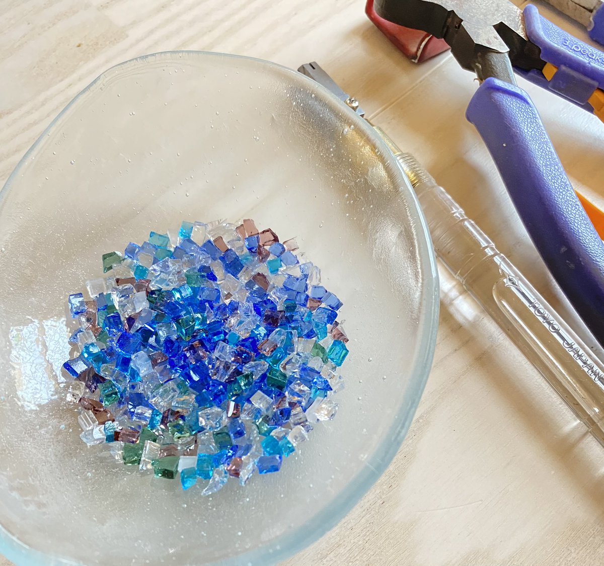 unitglassstudio's tweet photo. 紫陽花のリースを作ろうと思ってガラスカット中です。
カットした紫陽花用のガラスたち。まだ、形にしていないのに、もう紫陽花っぽくてかわいいです♪♪ https://t.co/E9opskmh0a