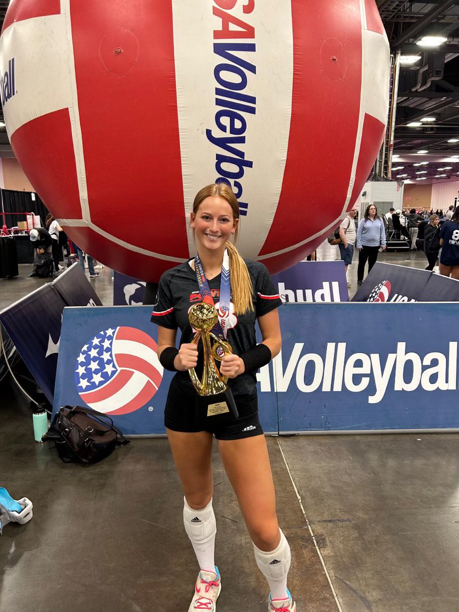 CoachDeLong89's tweet photo. Want to recognize my youngest daughter Avery who wrapped up her pre-collegiate volleyball experience today, it began this year with a 2nd place finish in the 6A division in the sunflower state and ended today with a National Championship in the National division of USA volleyball https://t.co/MprE3i6sLS