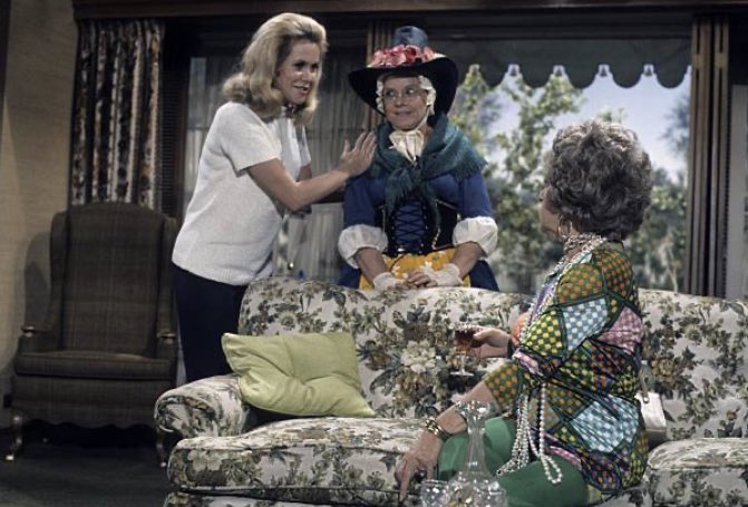 Happy #NationalMotherGooseDay! In S6s “Samantha’s Double Mother Trouble” Esmeralda sneezes up Mother Goose (Jane Connell) just as Mother Stephens (Mabel Albertson) comes to visit after leaving Frank.

#Bewitched  #MotherGoose #JaneConnell #MabelAlbertson #ElizabethMontgomery